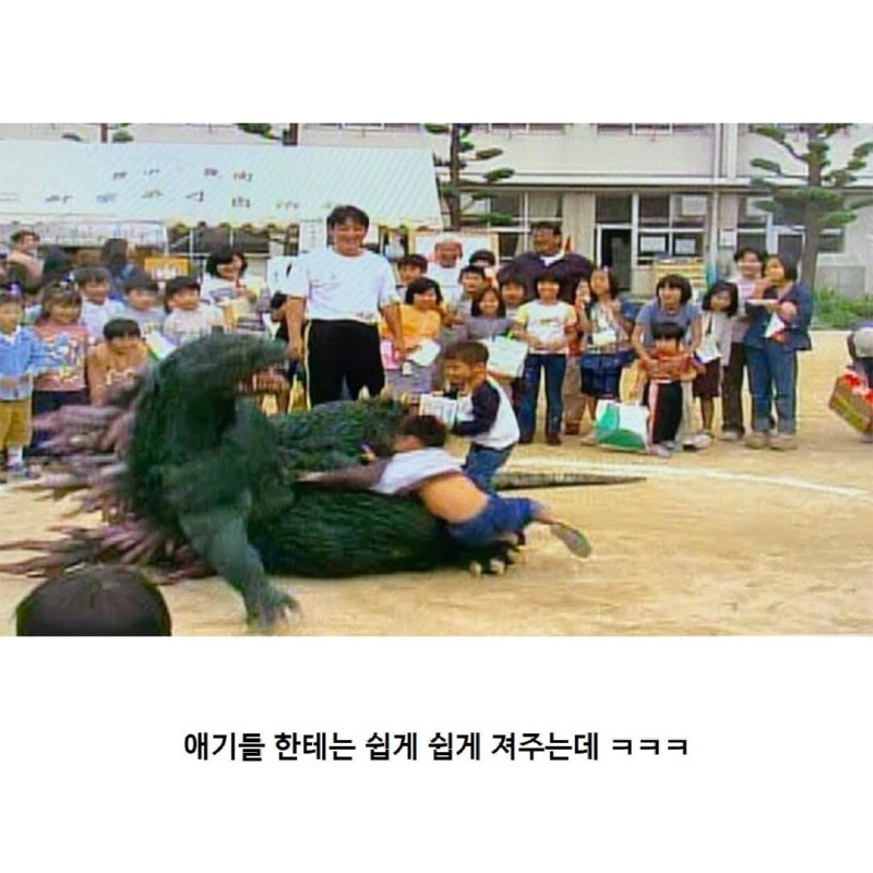 일본고질라개봉기념초등학교씨름이벤트2.jpg